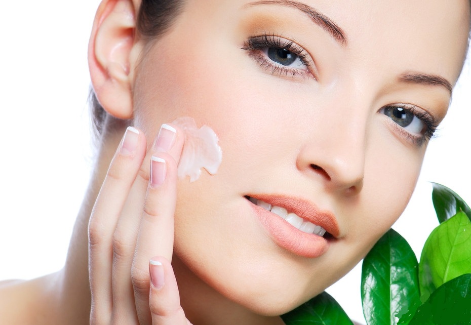 皮肤敏感者在选用化妆品时应注意什么？  